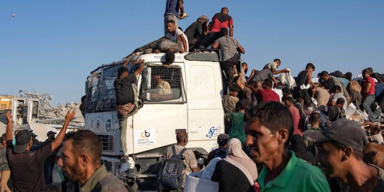 Palestinesi a Gaza assaltano un camion degli aiuti nei pressi del punto di distribuzione di  Morag Corridor, Gaza (Ansa)