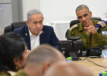 Il premier israeliano Benyamin Netanyahu durante una visita alla base di reclutamento e selezione di Tel HaShomer, 5 agosto 2025 (Ansa)