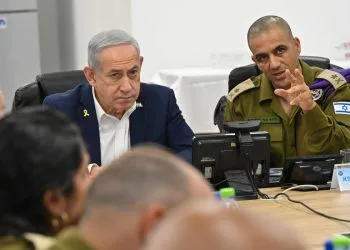 Il premier israeliano Benyamin Netanyahu durante una visita alla base di reclutamento e selezione di Tel HaShomer, 5 agosto 2025 (Ansa)