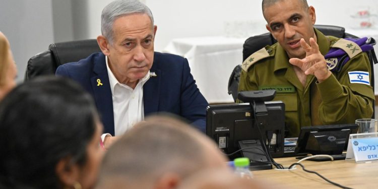 Il premier israeliano Benyamin Netanyahu durante una visita alla base di reclutamento e selezione di Tel HaShomer, 5 agosto 2025 (Ansa)