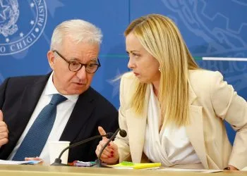 Giorgia meloni, presidente del Consiglio (d) con Alfredo Mantovano, sottosegretario alla presidenza del Consiglio (Ansa)