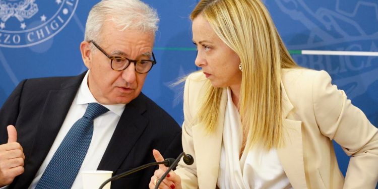Giorgia meloni, presidente del Consiglio (d) con Alfredo Mantovano, sottosegretario alla presidenza del Consiglio (Ansa)