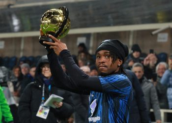 Lookman mostra ai tifosi dell'Atalanta il premio ricevuto dalla CAF (Foto Ansa)
