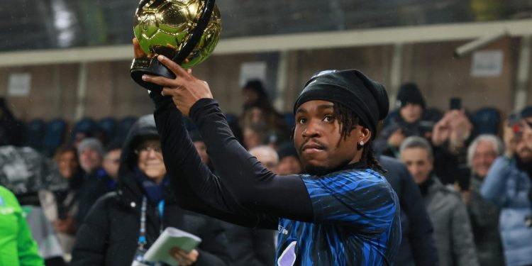 Lookman mostra ai tifosi dell'Atalanta il premio ricevuto dalla CAF (Foto Ansa)