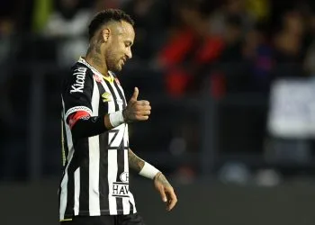 Neymar con la fascia da capitano del Santos (Foto Ansa)