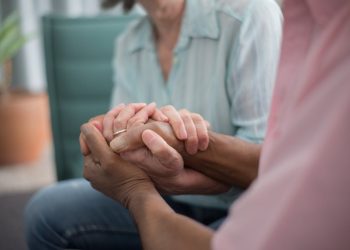 Strette di mani tra persone