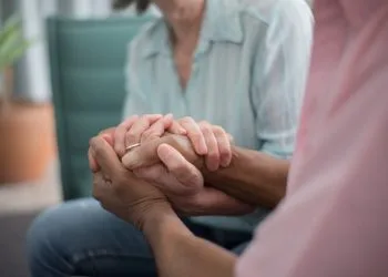 Strette di mani tra persone