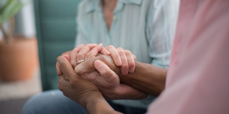 Strette di mani tra persone