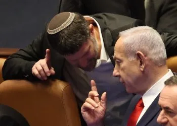 Il premier di Israele Benjamin Netanyahu (c) mentre parla con il ministro Bezalel Smotrich (Ansa)