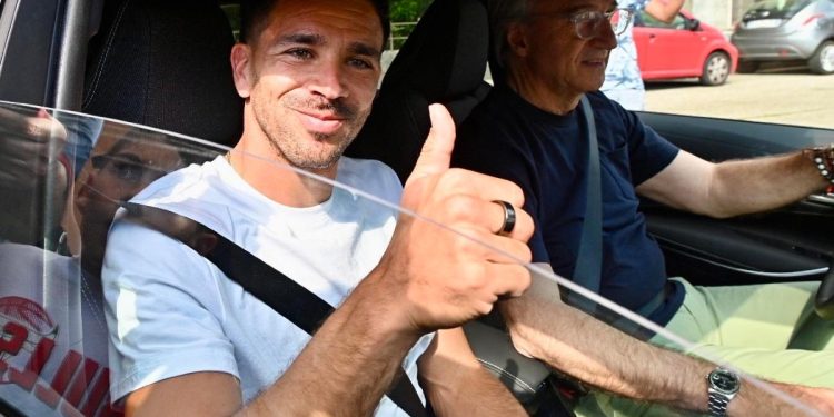 Giovanni Simeone durante il suo trasferimento al Torino (Foto Ansa)