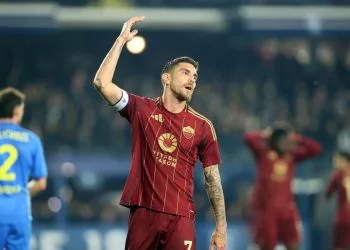 Lorenzo Pellegrini in campo con la Roma (Foto Ansa)