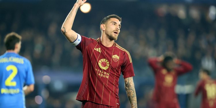 Lorenzo Pellegrini in campo con la Roma (Foto Ansa)