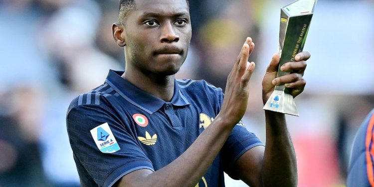 Randal Kolo Muani premiato al termine di Juventus-Empoli (Foto Ansa)