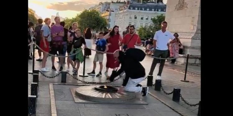 Parigi, milite ignoto (Foto: X.com)