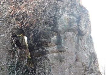 Il volto megalitico di Borzone (Foto: Wikipedia - Davide Papalini)