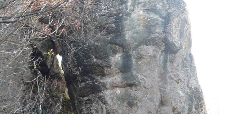 Il volto megalitico di Borzone (Foto: Wikipedia - Davide Papalini)