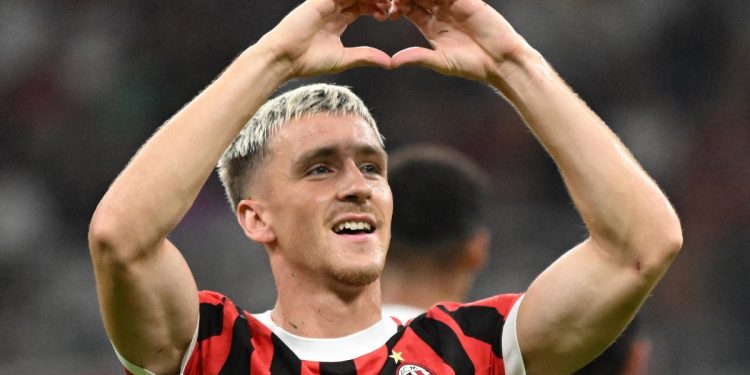 Alexis Saelemaekers esulta dopo un gol segnato col Milan (Foto Ansa)