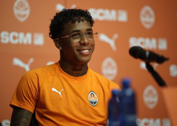 Kevin Santos in conferenza stampa con lo Shakhtar Donetsk (Foto Ansa)