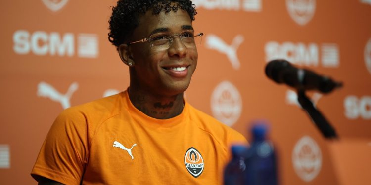 Kevin Santos in conferenza stampa con lo Shakhtar Donetsk (Foto Ansa)