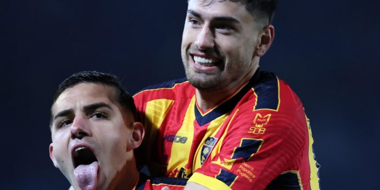 L'esultanza di Krstovic e Pierotti del Lecce (Foto Ansa)