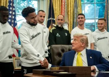 McKennie stringe la mano al presidente Trump durante la visita della Juventus alla Casa Bianca (Foto Ansa)