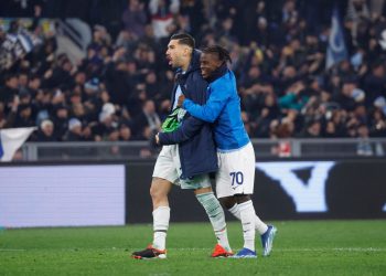 Sana Fernandes abbraccia il capitano Mattia Zaccagni (Foto Ansa)