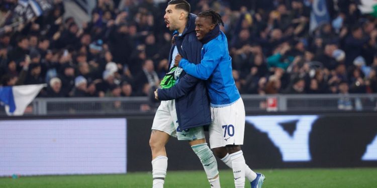 Sana Fernandes abbraccia il capitano Mattia Zaccagni (Foto Ansa)