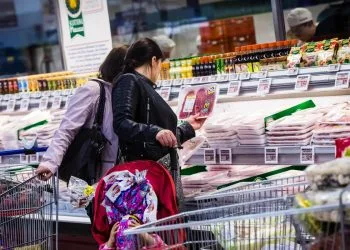 Spesa al supermercato (Ansa)