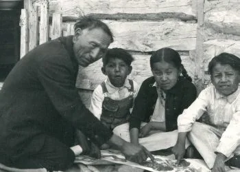 Nicholas Black Elk, Alce Nero, con alcuni bambini (foto Diocesi di Grand Rapid City)