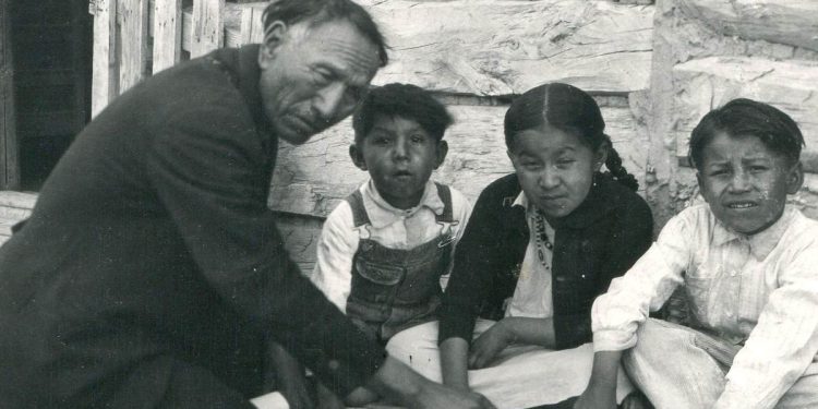 Nicholas Black Elk, Alce Nero, con alcuni bambini (foto Diocesi di Grand Rapid City)