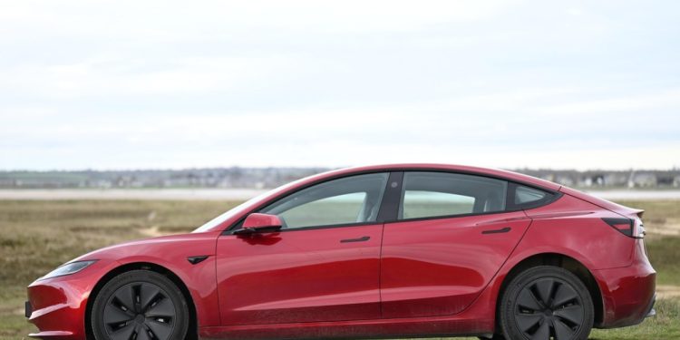 Incentivi auto elettriche, Tesla (Foto: Pixabay)