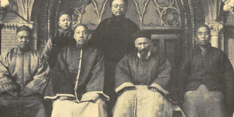 Josef Freinademetz (1852-1908) è il secondo da destra, seduto (foto da freinademetz.it)