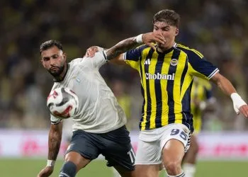 Castellanos lotta con Arkcicek durante Fenerbahce-Lazio (Foto Ansa)