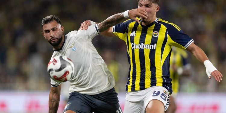 Castellanos lotta con Arkcicek durante Fenerbahce-Lazio (Foto Ansa)