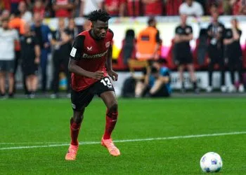 Tapsoba mentre batte un rigore col Bayer Leverkusen (Foto Ansa)