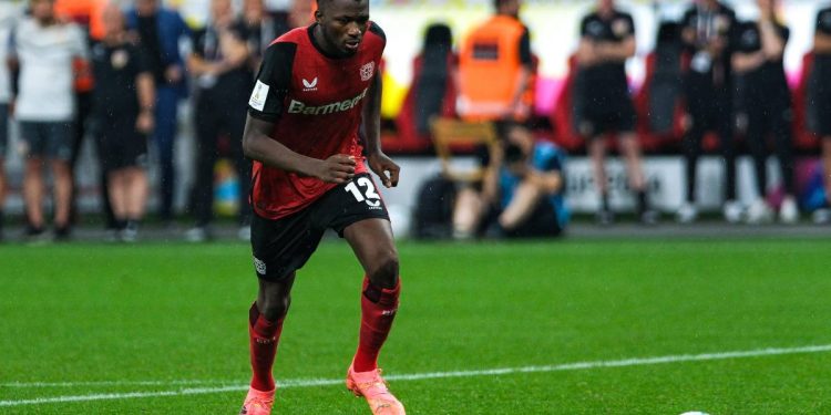 Tapsoba mentre batte un rigore col Bayer Leverkusen (Foto Ansa)