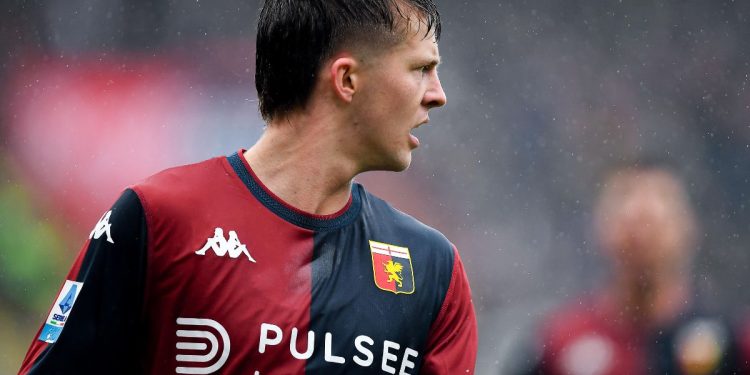 Morten Frendrup con la maglia del Genoa (Foto ANSA)
