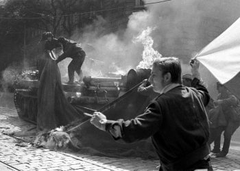 A Praga nell'agosto 1968, durante la rivoluzione (Ansa)