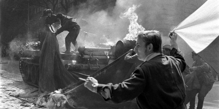 A Praga nell'agosto 1968, durante la rivoluzione (Ansa)