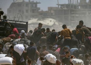 Gaza. Palestinesi ad un punto di distribuzione aiuti (Ansa)