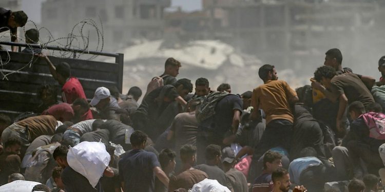 Gaza. Palestinesi ad un punto di distribuzione aiuti (Ansa)