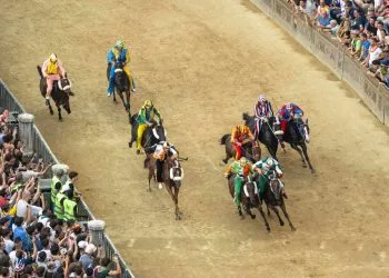 Un momento dell'ultimo Palio di Siena (Foto ANSA)