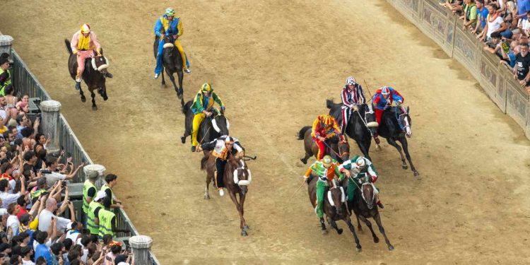 Un momento dell'ultimo Palio di Siena (Foto ANSA)