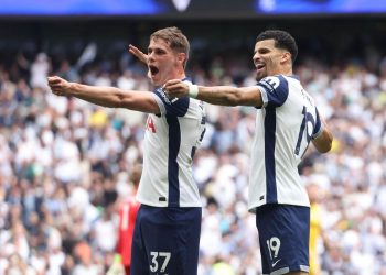Micky Van de Ven e Dominic Solanke esultano con il Tottenham (Foto ANSA)