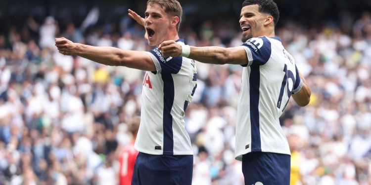 Micky Van de Ven e Dominic Solanke esultano con il Tottenham (Foto ANSA)