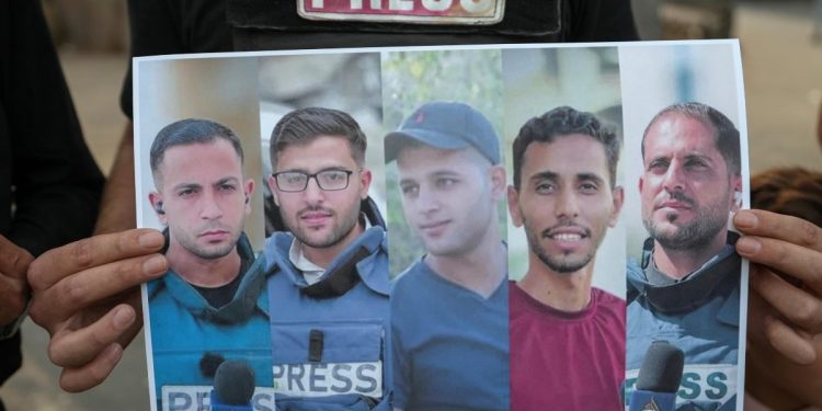 I giornalisti di Al Jazeera uccisi ieri a Gaza (Ansa)