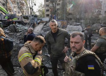 Il sindaco di Kiev Vitaly Klitschko (al centro) e il ministro degli Interni Ihor Klymenko (a destra) (Foto Ansa 2025 EPA/SERGEY DOLZHENKO)