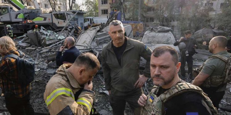 Il sindaco di Kiev Vitaly Klitschko (al centro) e il ministro degli Interni Ihor Klymenko (a destra) (Foto Ansa 2025 EPA/SERGEY DOLZHENKO)