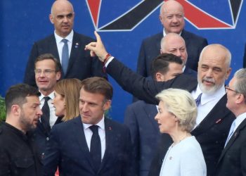 Tra gli altri, Volodymyr Zelensky, Emmanuel Macron, Ursula von der Leyen, Keir Starmer durante il VI summit della Comunità Politica Europea a Tirana, Albania, 16 magio 2025 (Ansa)