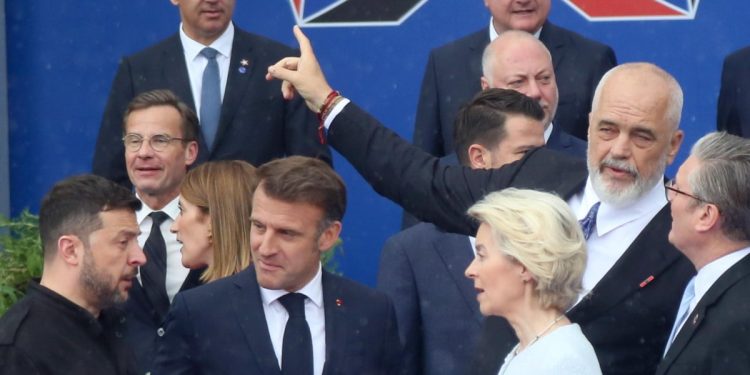 Tra gli altri, Volodymyr Zelensky, Emmanuel Macron, Ursula von der Leyen, Keir Starmer durante il VI summit della Comunità Politica Europea a Tirana, Albania, 16 magio 2025 (Ansa)